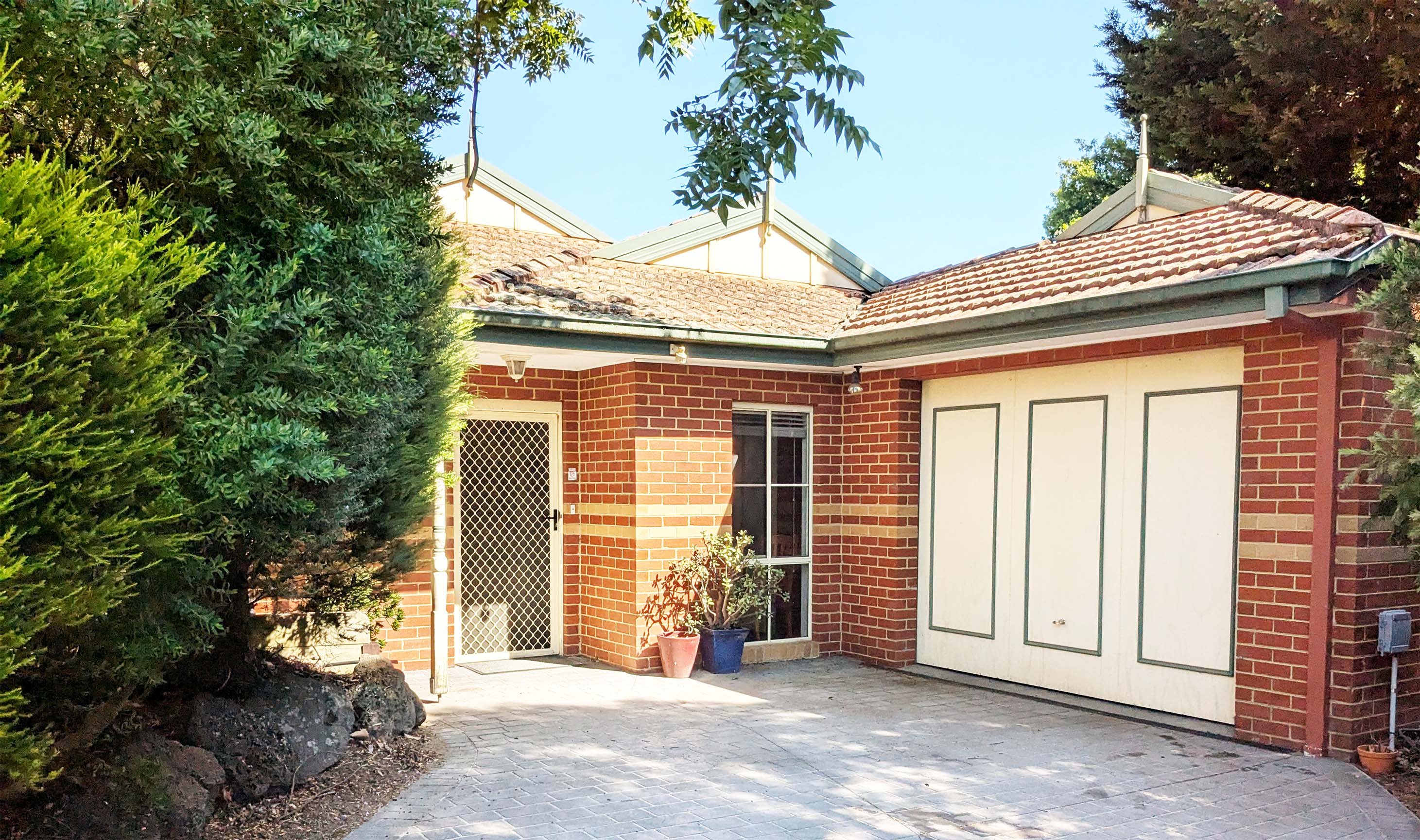 1:4 ratio with 1 vacancy - No preference on age or gender of housemate